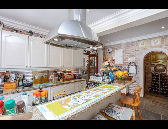 6 BEDROOM FREEHOLD TO LET IN CONSTANTIA